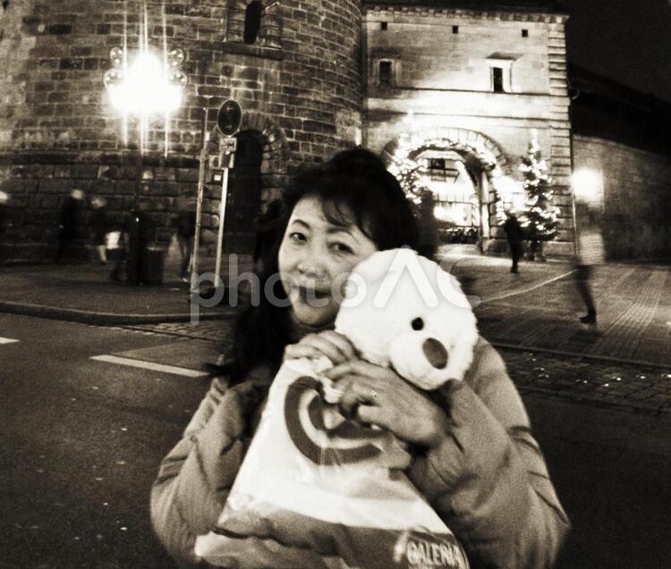 クリスマスの贈り物　セピア 女性,縫いぐるみ,クリスマスの写真素材