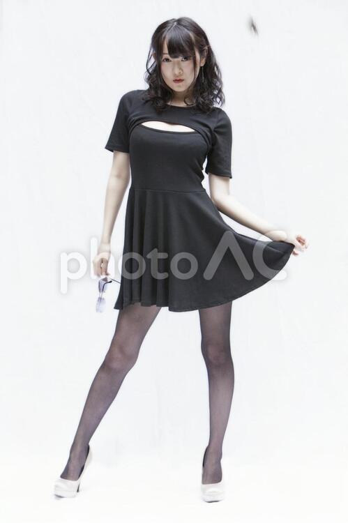 ポーズをとる女性　m044 20代,あまえ,お姉さんの写真素材
