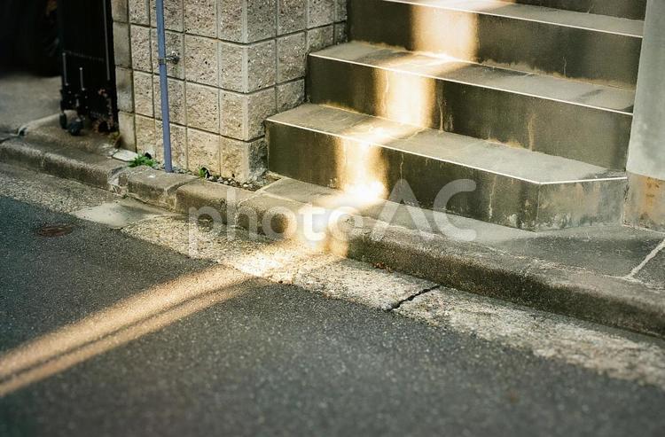 日が差した階段 階段,外階段,コンクリートの写真素材