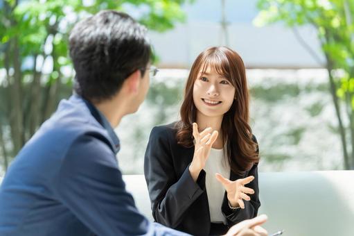 ミーティングをする男女2人のビジネスマン ミーティングをする男女2人のビジネスマン 男性,女性,男女の写真素材