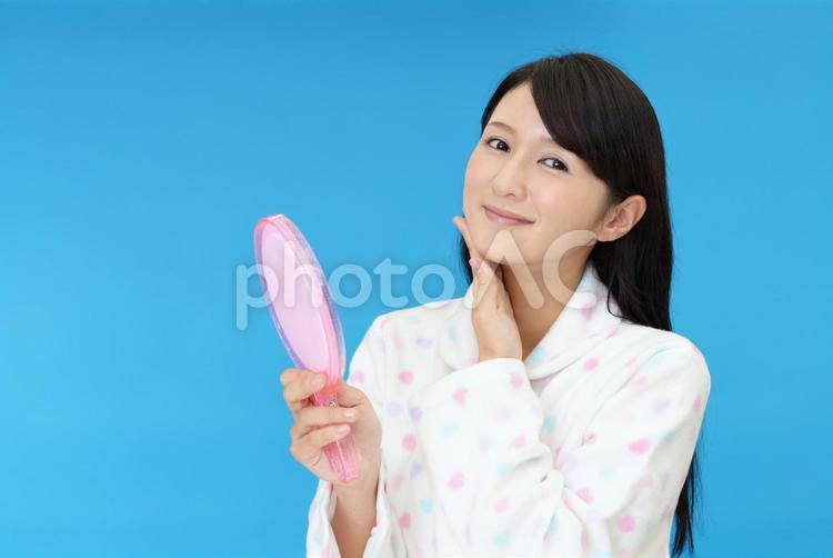 女性　スキンケアイメージ 美容,スキンケア,パジャマの写真素材