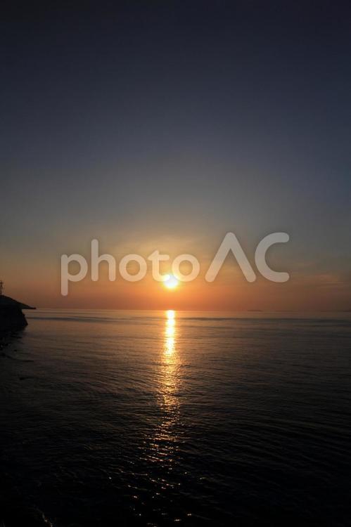 愛媛県伊予市　伊予灘に沈む夕日 夕日,夕やけ,夕焼けの写真素材