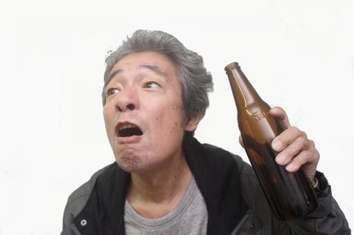アルコール依存症シニア男性 シニア男性,アルコール依存症,アル中の写真素材