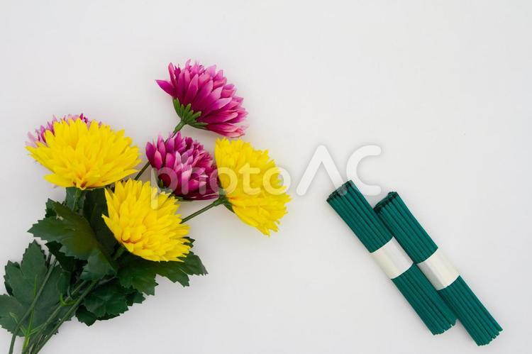 菊の花と線香 菊,線香,仏壇の写真素材