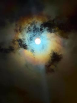 妖しく輝く雲間のスーパームーン スーパームーン,満月,夜の写真素材