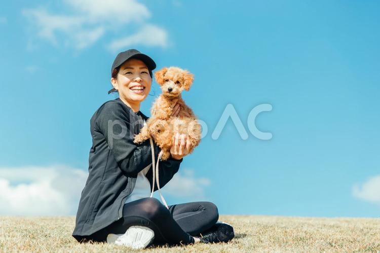 スポーツウェアで犬の散歩をする女性 犬,ペット,女性の写真素材