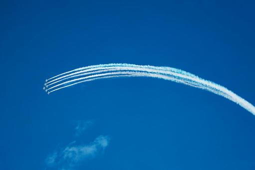 ブルーインパルス　デルタ・ロール　1の写真
