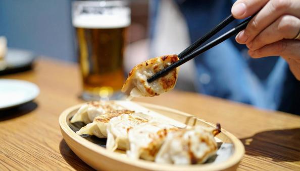 焼き餃子 ビール 焼き餃子 ビールの写真