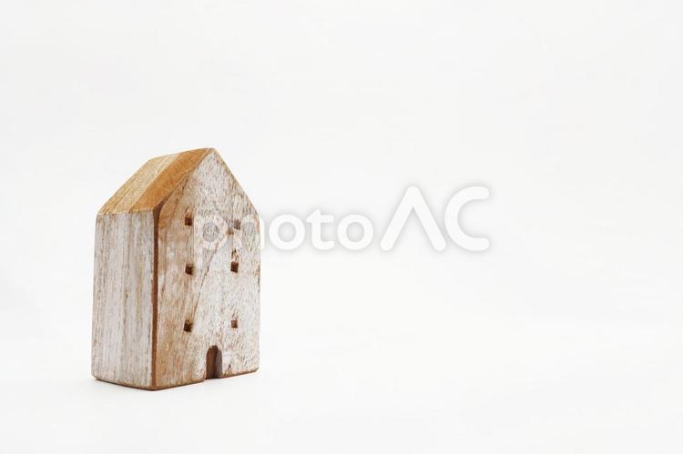 木製の家モチーフの置物（白背景） 木製,木,イメージ素材の写真素材