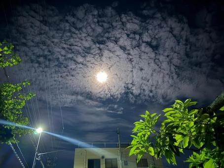 幻想的な月虹の夜空と街並み 幻想的な月虹の夜空と街並み 満月,夜空,雲の写真素材