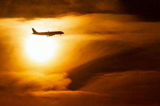 The moment the sun and the aircraft silhouette overlap, JPG The moment the sun and the aircraft silhouette overlap, JPG