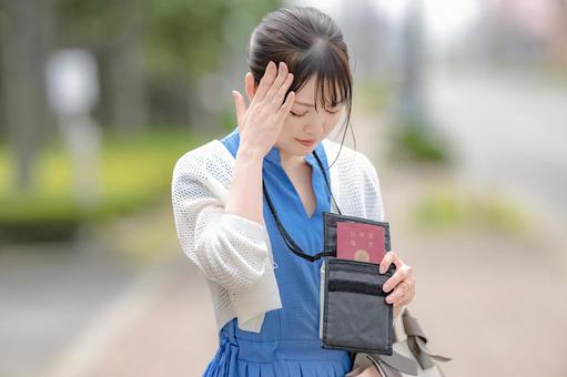 頭を抱える女性 貴重品,パスポート,盗難の写真素材