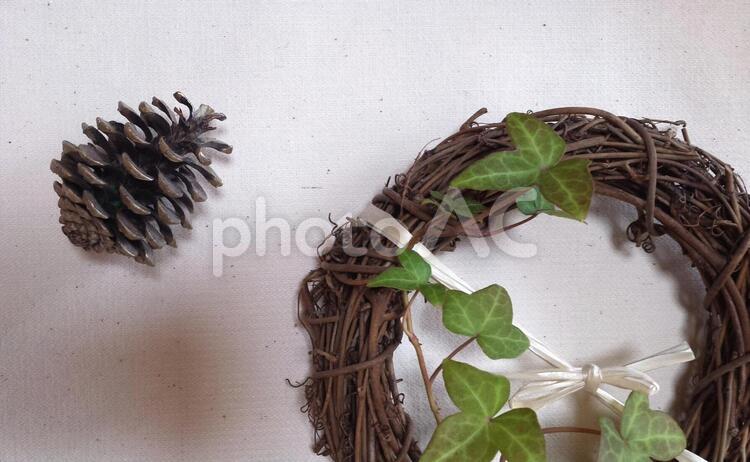 布にアイビーリースと松ぼっくり cloth,pinecones,wreathの写真素材