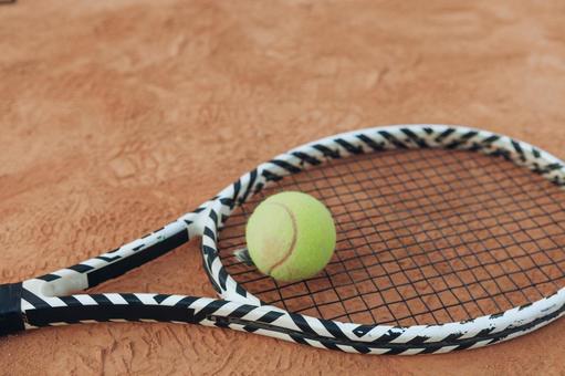 クレーコートのテニスボール テニスボール,テニス,ラケットの写真素材