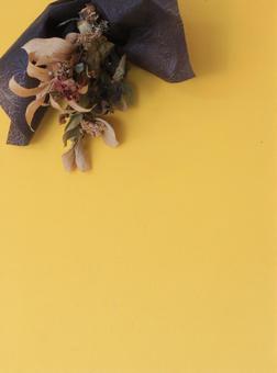 黄色い地に薔薇のドライフラワースワッグF 薔薇,ドライフラワー,スワッグの写真素材