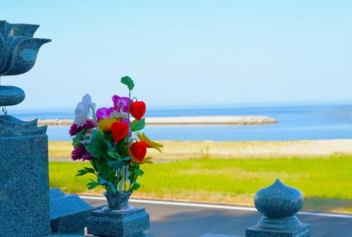海沿いの供養場(花) 海沿いの供養場(花) お盆,墓,海の写真素材