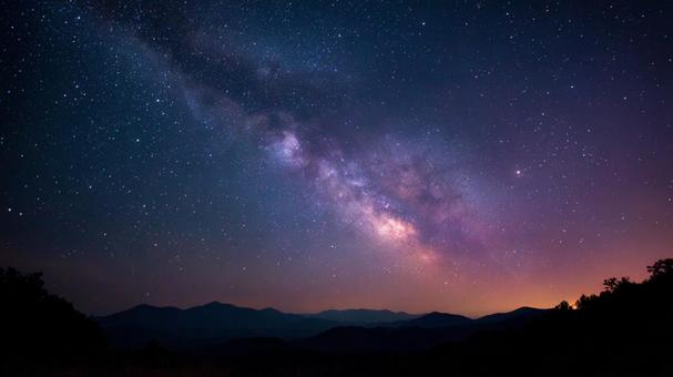 山と夜空に広がる星々 山と夜空に広がる星々の写真