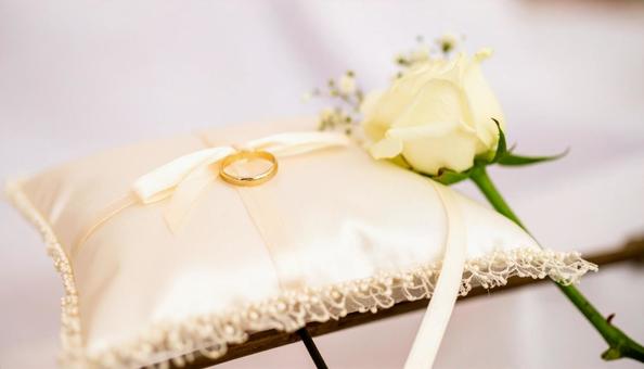 リングピローの上の結婚指輪 リングピローの上の結婚指輪の写真