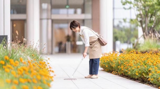 花壇と女性清掃員#09Ai 花壇と女性清掃員#09Aiの写真
