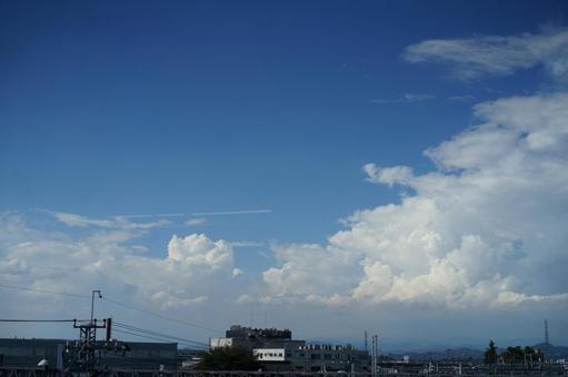 夏の青空と白い雲の写真