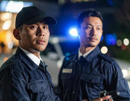 A private security guard rushed to the scene in the middle of the night., urgent, security guard, guardman, JPG