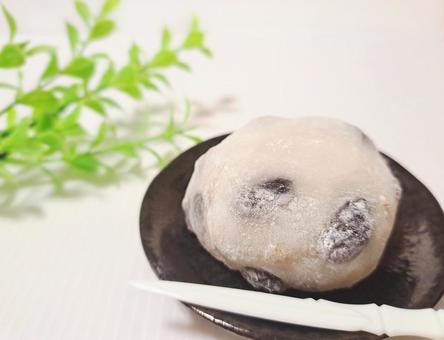 Tanba black bean bean daifuku close-up, JPG