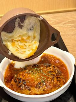 トマト煮込みハンバーグ　チーズ乗せ ハンバーグ,トマト,温泉卵の写真素材