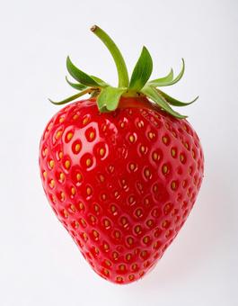 白い背景にへた付きのイチゴの写真
