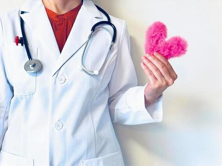 ハートを手に持った女性医師 ハート,聴診器,白衣の写真素材