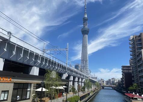 スカイツリー　青空　川　線路沿い スカイツリー,東京スカイツリー,川辺の写真素材