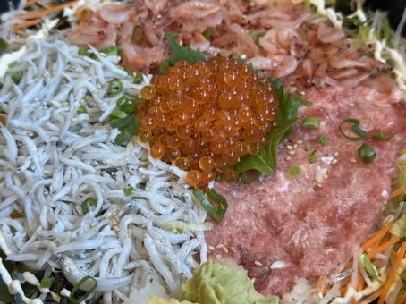 どんぶり しらす,いくら,美味しいの写真素材