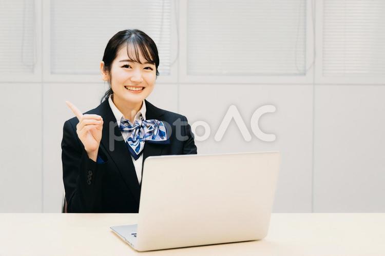 パソコンを使う女性（コンシェルジュ） パソコン,女性,オフィスの写真素材