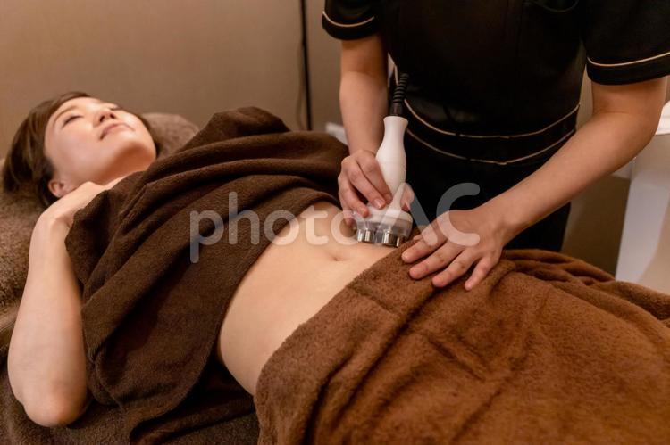 エステサロンで施術を受ける女性（ラジオ波・お腹） エステ,ラジオ波,エステサロンの写真素材