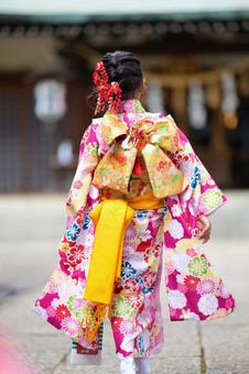 晴れ着姿の子ども 後ろ姿 晴れ着姿の子ども 後ろ姿 七五三,お参り,七五三参りの写真素材
