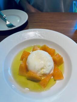 モッツァレラとメロンの前菜 イタリアン,食事,美味しいの写真素材