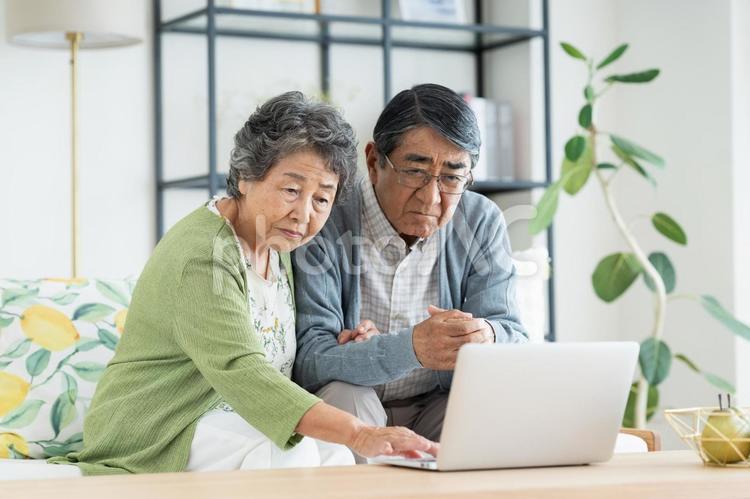 パソコンで悩むシニアの夫婦 シニア,パソコン,夫婦の写真素材