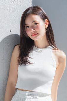 白いトップスが映えるポートレート 白いトップスが映えるポートレートの写真