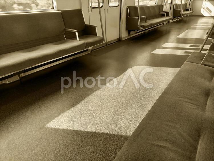 セピア　コロナでがら空きの電車内 セピア,コロナ,無人の写真素材