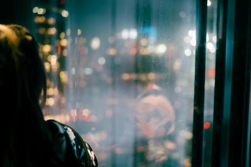 夜景と女性のシルエット 女性,シルエット,夜景の写真素材