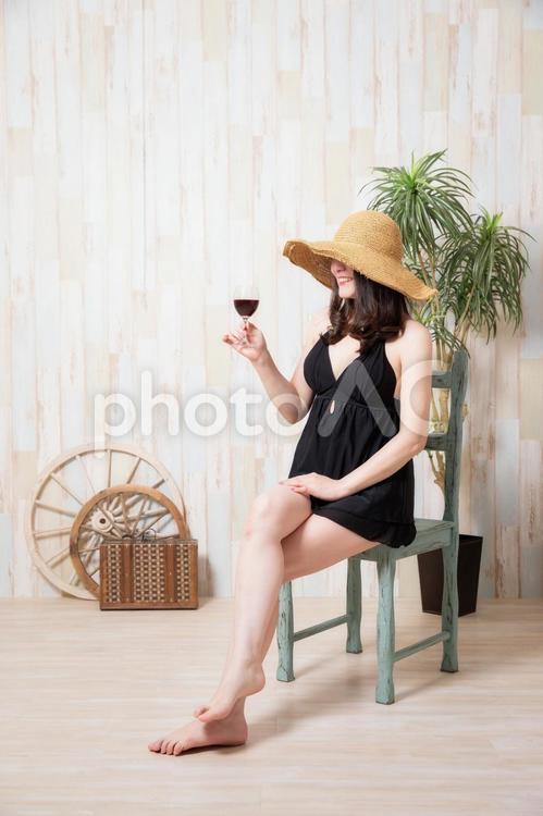 水着をきた女性 ワイン,赤ワイン,水着の写真素材