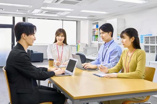 若手社員4人のミーティング風景 会議,ミーティング,オフィスの写真素材