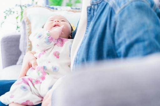 ライフスタイル ライフスタイル 表情,赤ちゃん,アイコンタクトの写真素材
