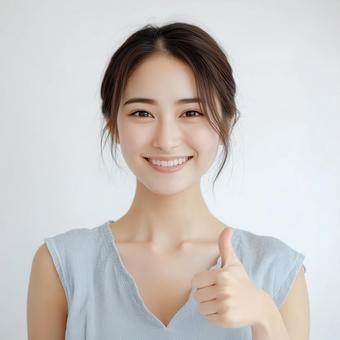 いいねポーズする日本人の若い女性 いいねポーズする日本人の若い女性の写真