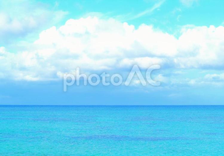 青空と白い雲と太陽の紫外線UVカット風景 海,水平線,夏休みの写真素材