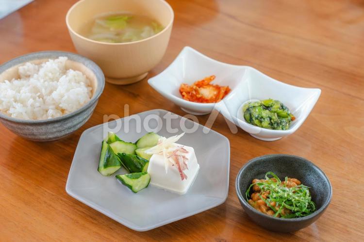 冷奴と納豆が並ぶ和朝食 朝食,和食,ご飯の写真素材