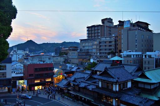 ゴールデンウィークの道後温泉夕景 ゴールデンウィークの道後温泉夕景 道後温泉,本館,道後の写真素材