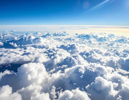 飛行機の窓から見える雲海 飛行機の窓から見える雲海の写真