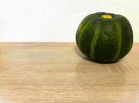 新鮮な丸ごとかぼちゃ 木製テーブルにて 新鮮な丸ごとかぼちゃ 木製テーブルにての写真
