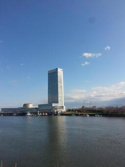 朱鷺メッセ 街灯,雲,青空の写真素材