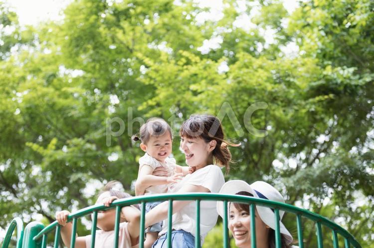 ママ友　母親　育児 ママ友,公園,女性の写真素材